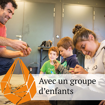 Visite le Musée de la Préhistoire avecun groupe d'enfants